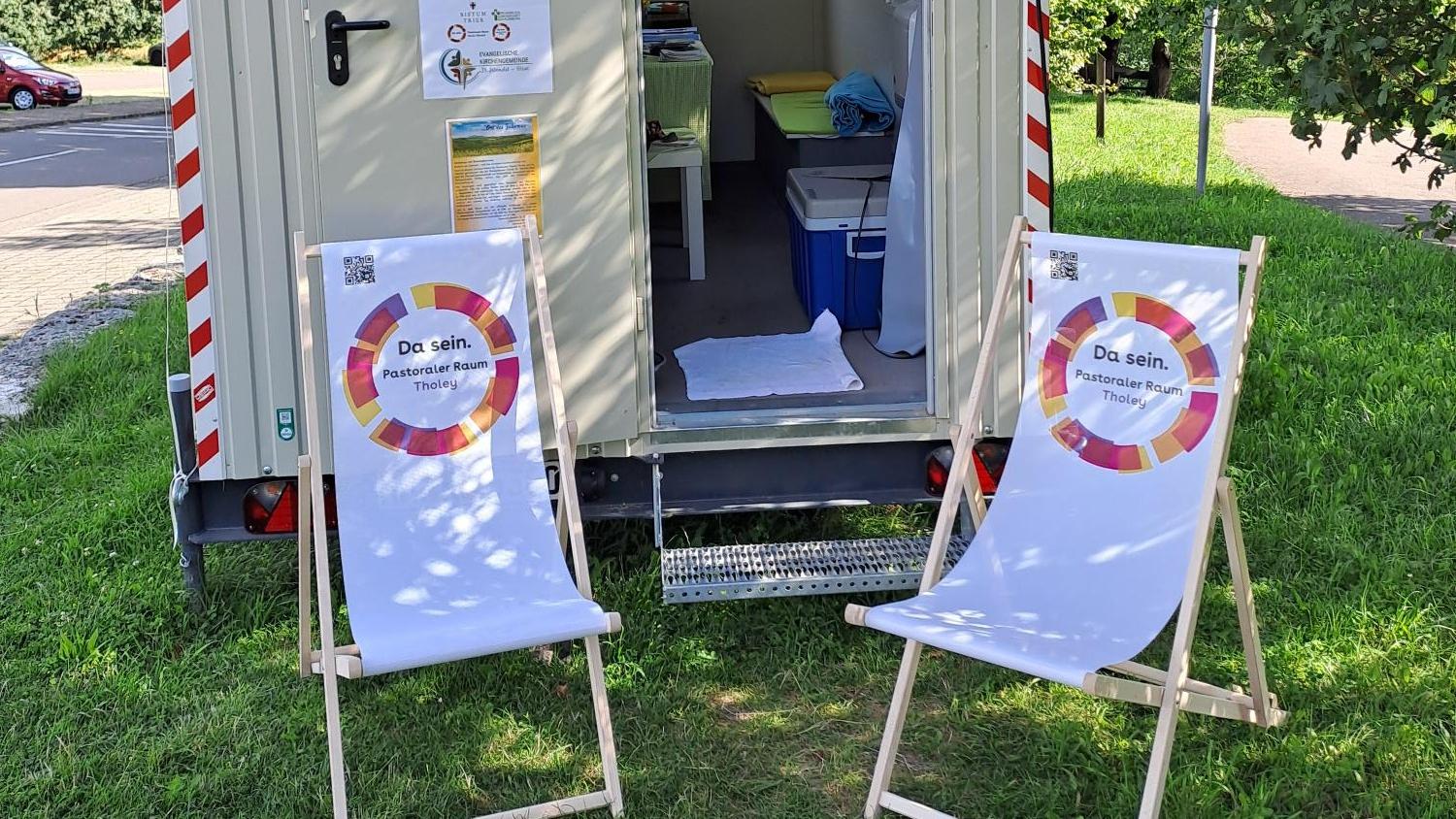 Bauwagen 2024 mit zwei Sonnenstühlen